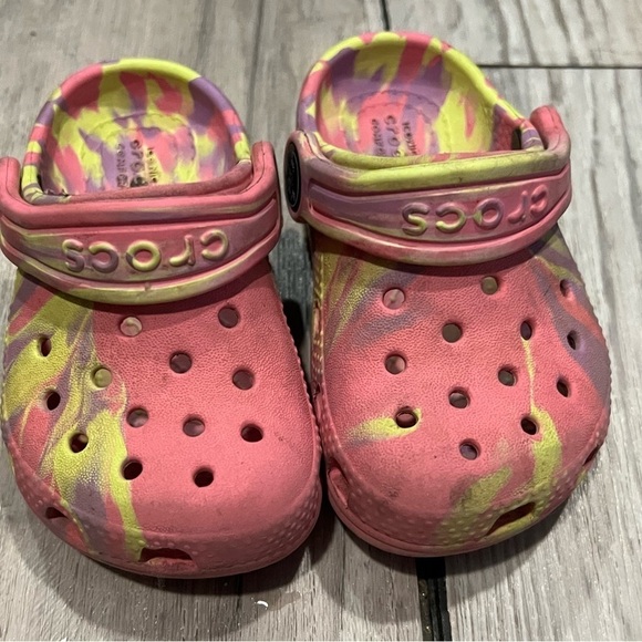CROCS Bundle Pink Tye Dye & Pink Marble Classic Size 5 - Picture 6 of 7